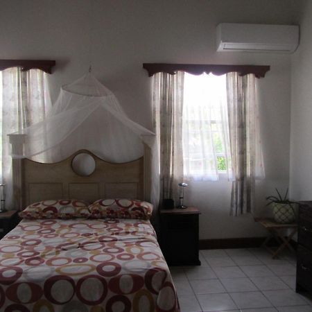 גרוס איילט Delightful 4Bed Modern Villa With Wifi מראה חיצוני תמונה