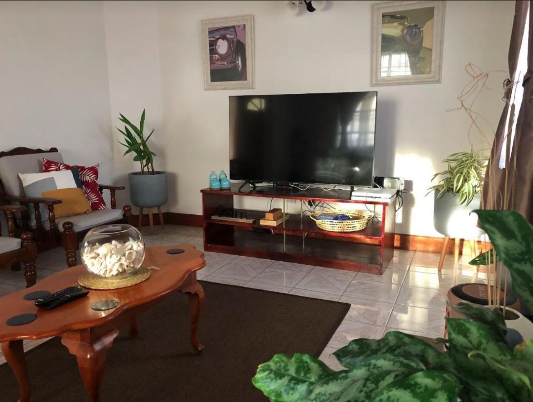 גרוס איילט Delightful 4Bed Modern Villa With Wifi מראה חיצוני תמונה