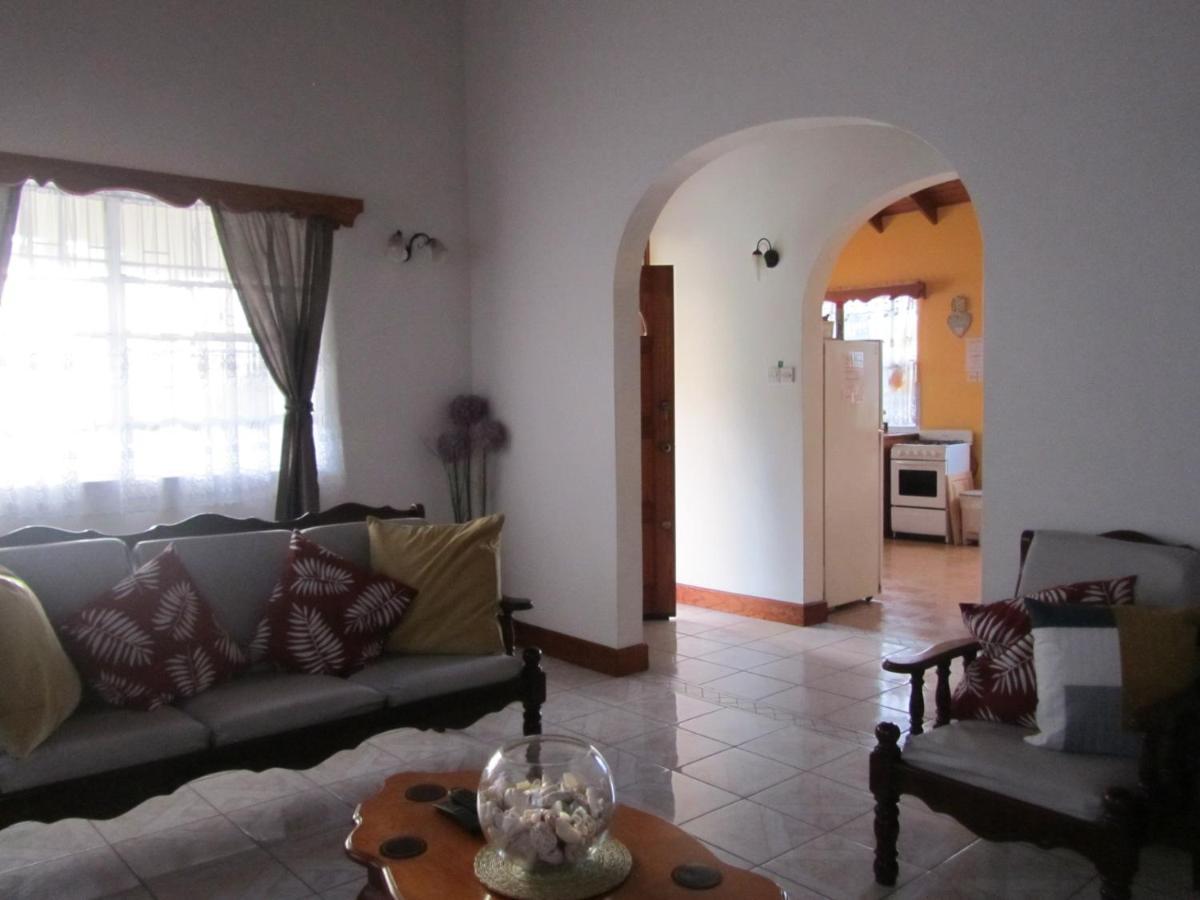 גרוס איילט Delightful 4Bed Modern Villa With Wifi מראה חיצוני תמונה